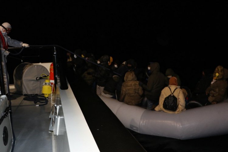 A&ccedil;ıklarında 34 d&uuml;zensiz g&ouml;&ccedil;men kurtarıldı