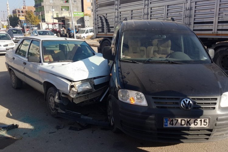 Mardin'de 3 araç birbirine girdi
