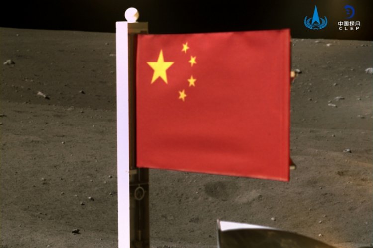 Chang'e 5 uzay aracı, Ay'a Çin bayrağı dikti
