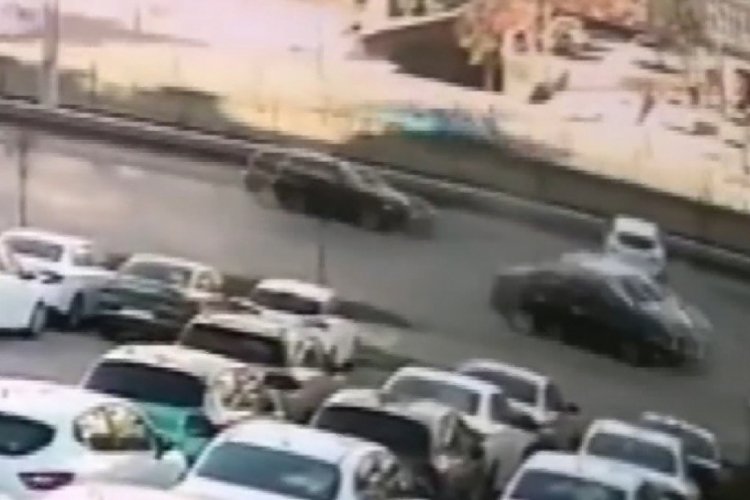 Bursa'da yola atlayan kedinin neden olduğu zincirleme kaza kamerada