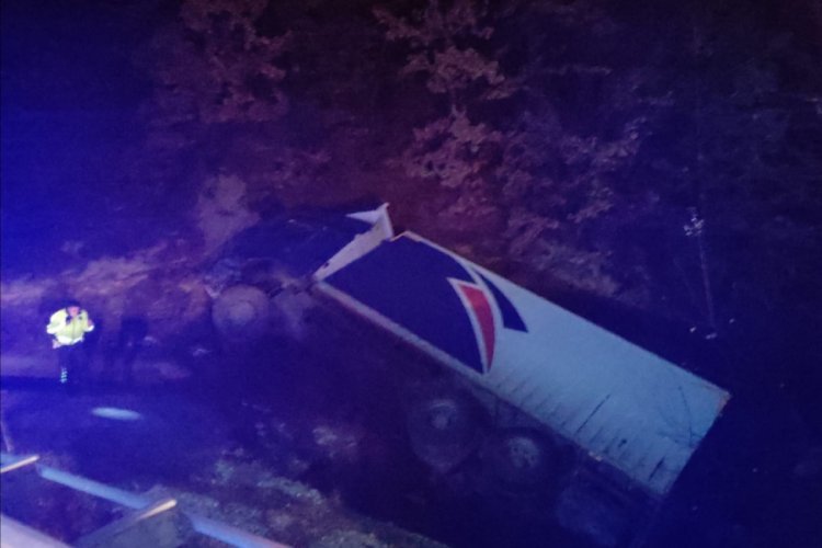 Bursa'da kamyon şarampole yuvarlandı, şoför yaralandı