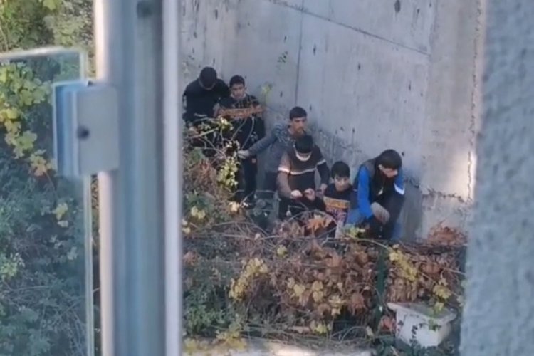 Bursa'da kısıtlamayı ihlal eden çocuklar ekip otosunun siren sesini duyunca kaçıp saklandı