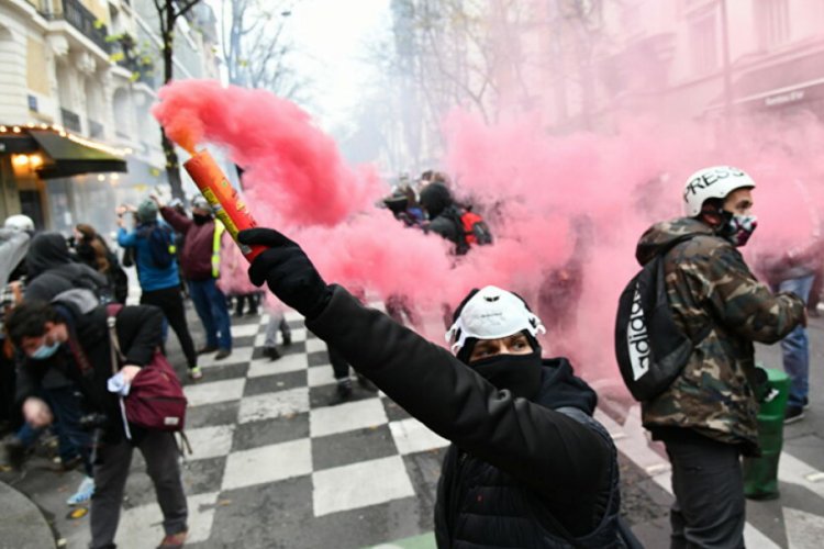 Fransa'yı protestolar sardı: Paris'te polisten göstericilere biber gazlı müdahale