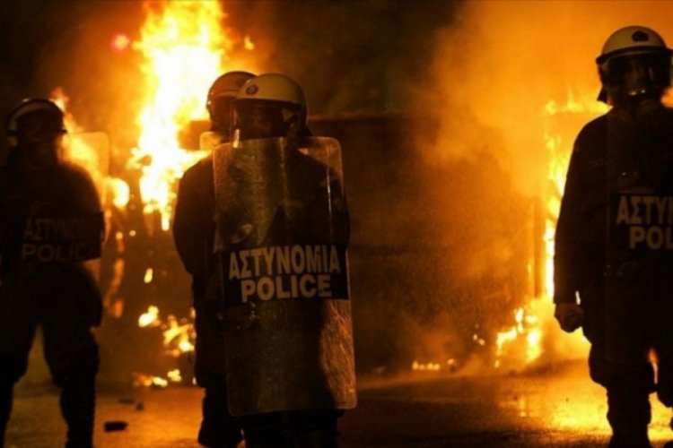 Atina'da 70-80 kişilik maskeli grup karakola saldırdı