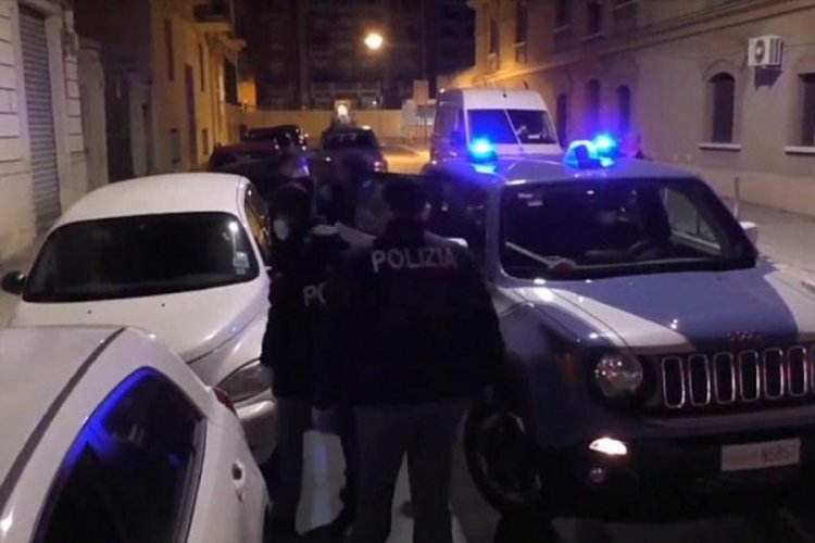 İtalya'da insan kaçakçısı şebekeye baskın: 19 kişi tutuklandı