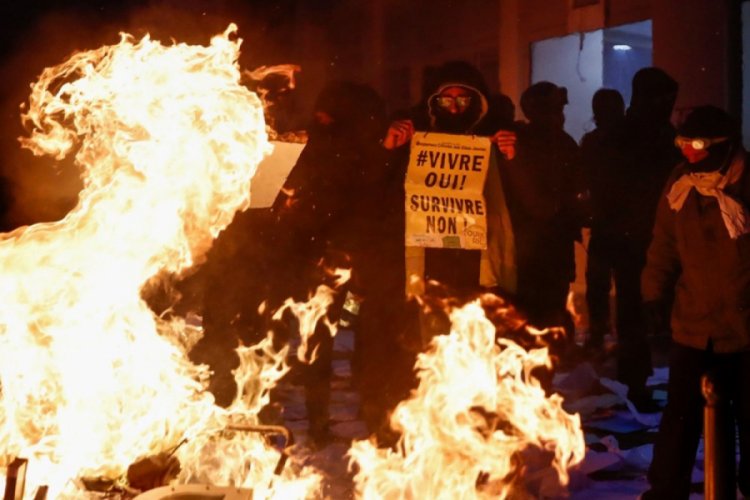 Paris'teki şiddet olayları: 30 kişi g&ouml;zaltına alındı