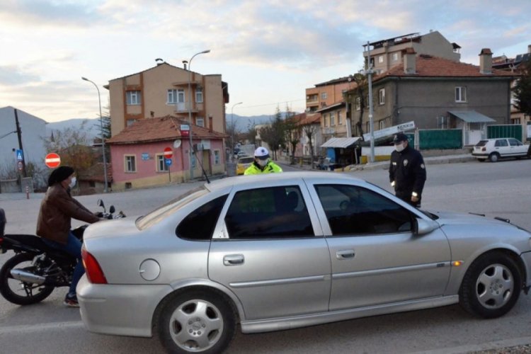 N&uuml;fusunun y&uuml;zde 70'i karantinada olan il&ccedil;ede sıkı denetim