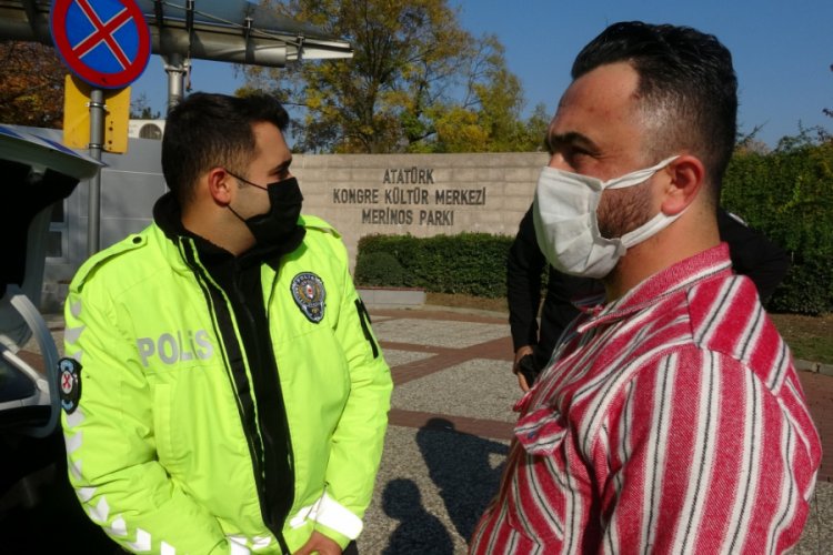 Bursa'da kısıtlamaya rağmen ehliyetsiz yakalandı, yardım i&ccedil;in korona hastası arkadaşını aradı