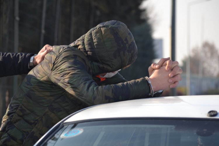 Bursa'da uyuşturucu ve silahla yakalandılar: Kimseye zararımız yok