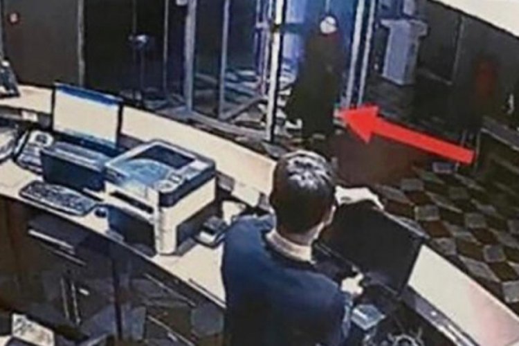 Otel lobisinde inanılmaz olay! Aldatıldığını d&uuml;ş&uuml;n&uuml;nce &ccedil;ırıl&ccedil;ıplak soyundu