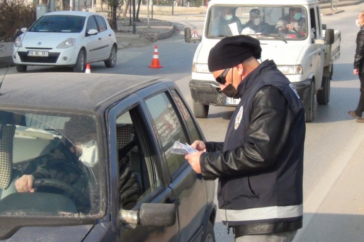 Bursa'da t&uuml;m ikazlara rağmen vatandaş bildiğini okuyor