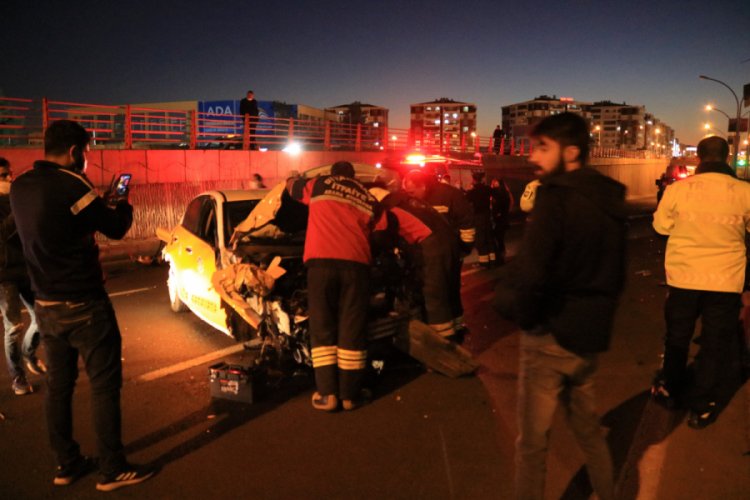 Kazaya giden polise otomobil &ccedil;arptı