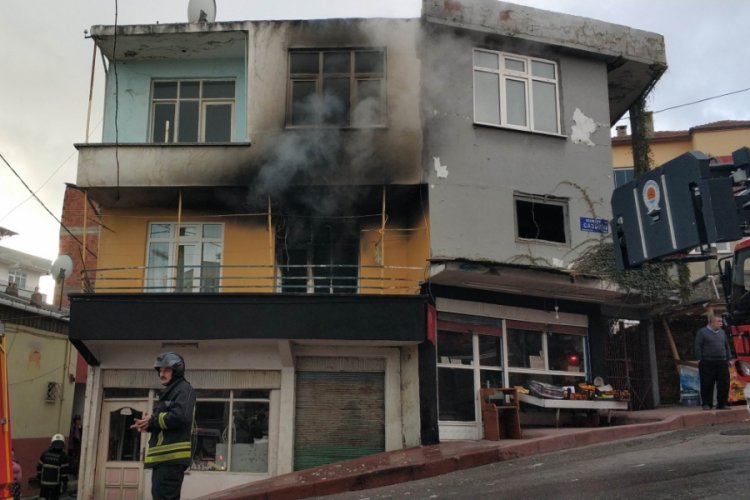 5 yaşındaki &ccedil;ocuk &ccedil;akmakla oynarken evi yaktı
