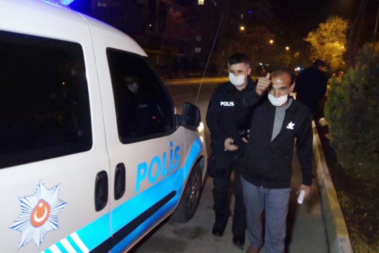 Hastane d&ouml;n&uuml;ş&uuml; yolda kalan vatandaşı evine polis bıraktı