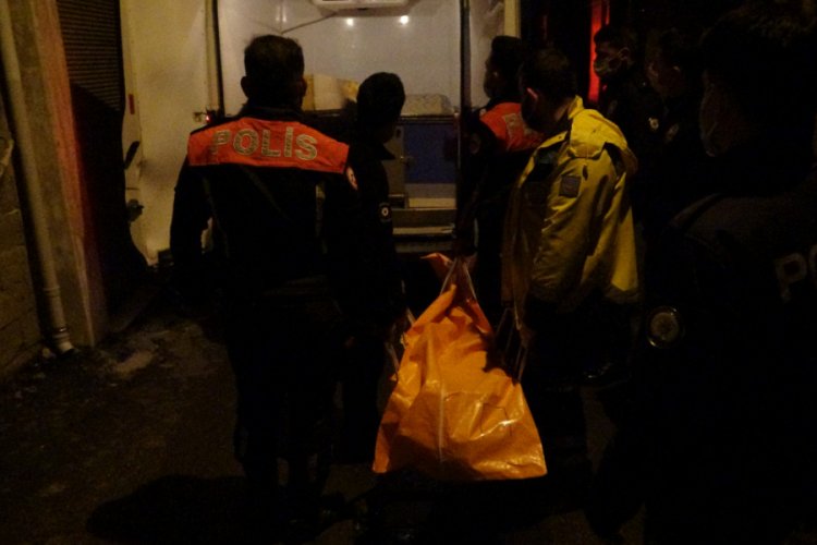 Amcasını &ouml;ld&uuml;rd&uuml;, trafik polislerine teslim oldu