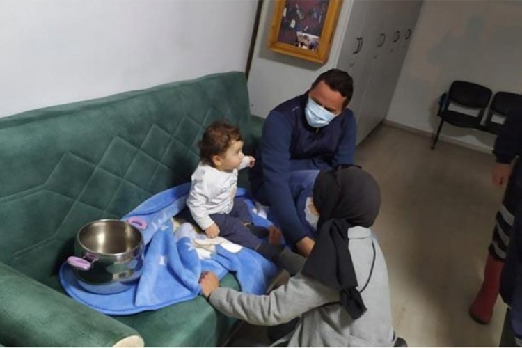 D&uuml;d&uuml;kl&uuml; tencereye sıkışan bebeği itfaiye kurtardı