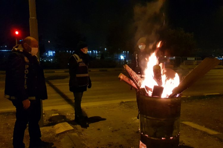 56 saatlik kısıtlamada polisler varillerle ısınmaya &ccedil;alıştı