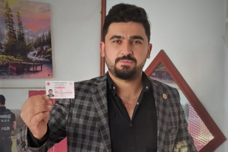Bursa'da muhtar olduğuna inandırmak i&ccedil;in kimliğini g&ouml;steriyor