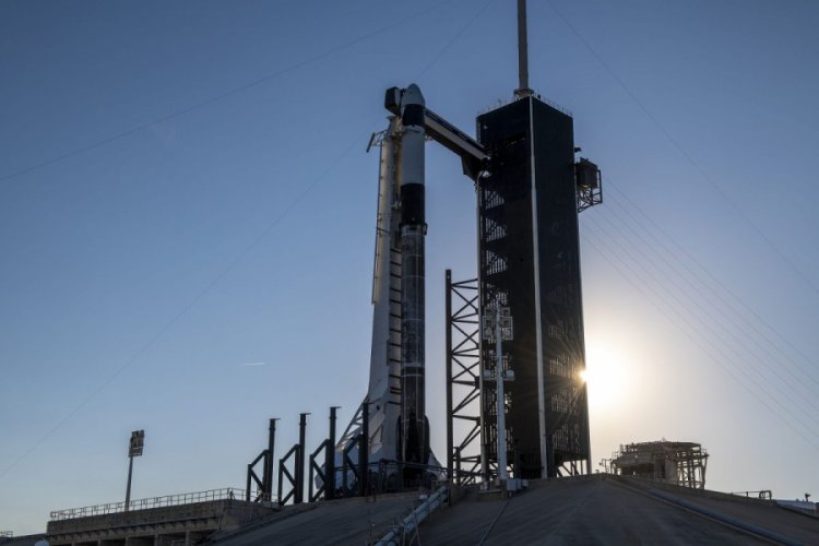 Space X'e ait Falcon 9 roketi fırlatıldı