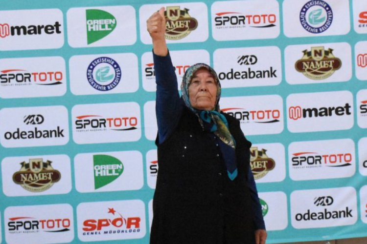 82 yaşındaki 'judocu nine' koronavir&uuml;sten &ouml;ld&uuml;