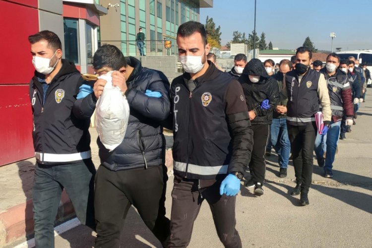 41 ilde 82 kişiyi dolandıran ş&uuml;pheliler adliyede