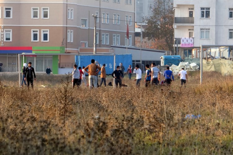 Bursa'da kısıtlamada futbol ma&ccedil;ı yapanların polisten ka&ccedil;maya &ccedil;alıştığı anlar kamerada