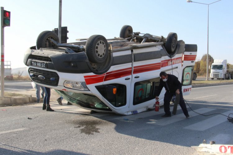 Hasta taşıyan ambulans, hafif ticari ara&ccedil;la &ccedil;arpıştı: 4 yaralı