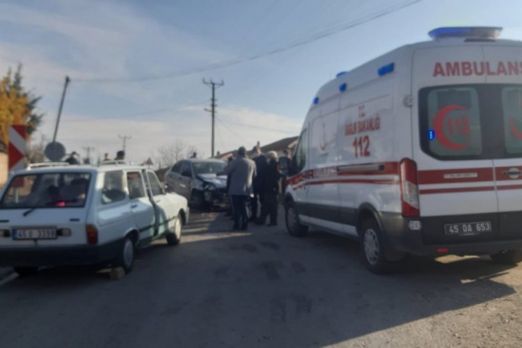 İki otomobil kafa kafaya &ccedil;arpıştı: 1 yaralı