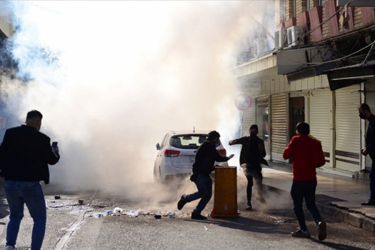 Irak'ın S&uuml;leymaniye kentinde protestocular siyasi parti binalarını ateşe verdi