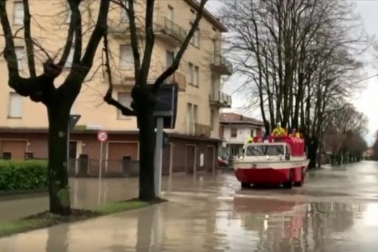 İtalya olumsuz hava koşullarına teslim oldu: 1 &ouml;l&uuml;