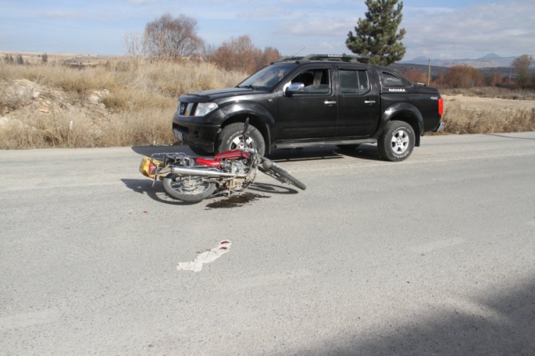 Kamyonetin &ccedil;arptığı motosikletli yaralandı