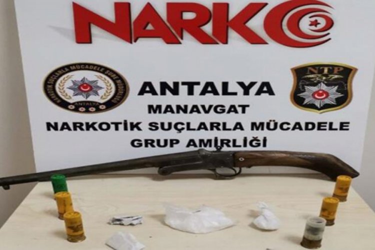 Kısıtlama g&uuml;n&uuml;nde durdurulan ara&ccedil;ta uyuşturucu ve t&uuml;fek ele ge&ccedil;irildi