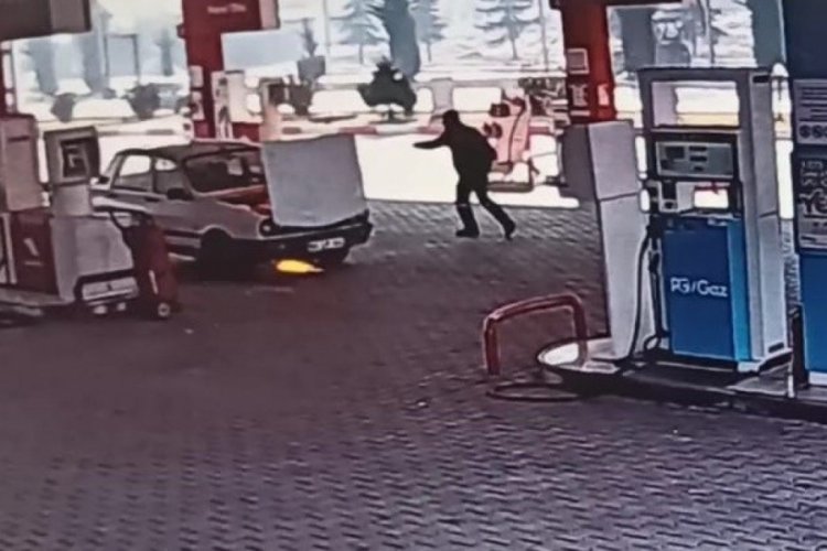 Yakıt aldıktan sonra &ccedil;alıştırdığı otomobili alev aldı