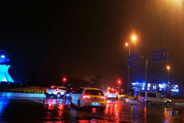 Marmaris'te sağanak yağış etkili oldu