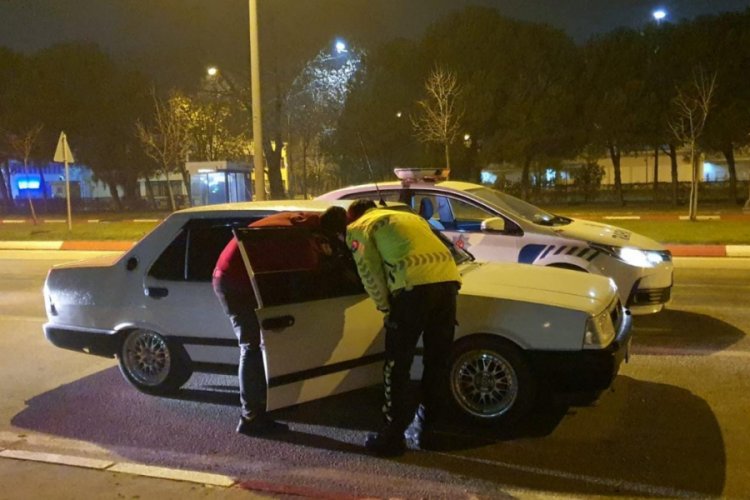 Bursa'da kısıtlamayı ihlal eden ehliyetsiz s&uuml;r&uuml;c&uuml; ve annesine ceza yağdı