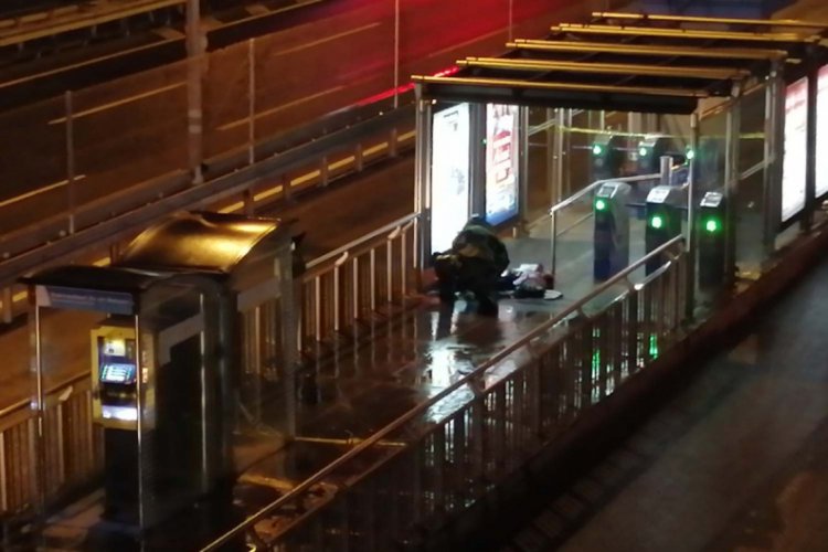 &Ccedil;ağlayan Metrob&uuml;s Durağı'nda ş&uuml;pheli valiz alarmı
