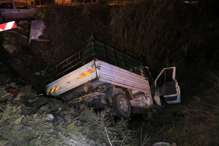 Kamyonet drenaj kanalına d&uuml;şt&uuml;: 5 yaralı