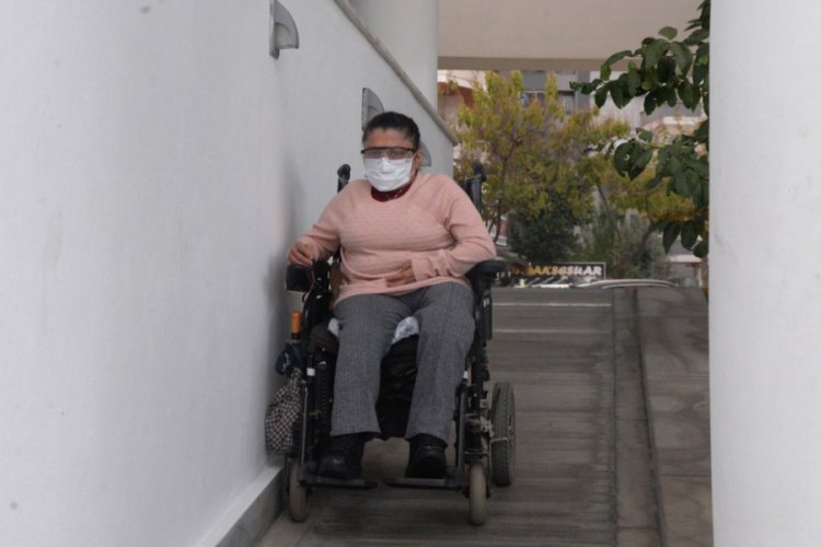 Bebekken ge&ccedil;irdiği hastalık nedeniyle bedensel engelli oldu, yılmadı hayata tutundu
