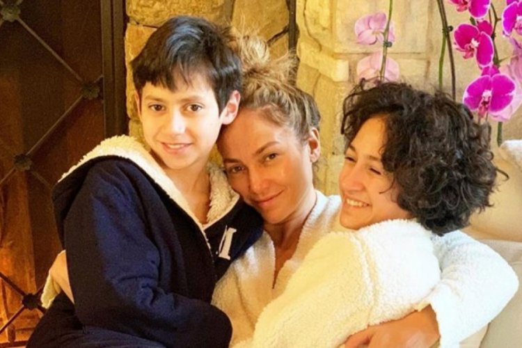 Jennifer Lopez: Hala annelerinin dizinde oturmalarını seviyorum
