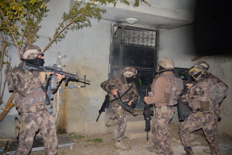 'İntikam eylemi' hazırlığındaki DEAŞ'lılara şafak operasyonu: 5 g&ouml;zaltı