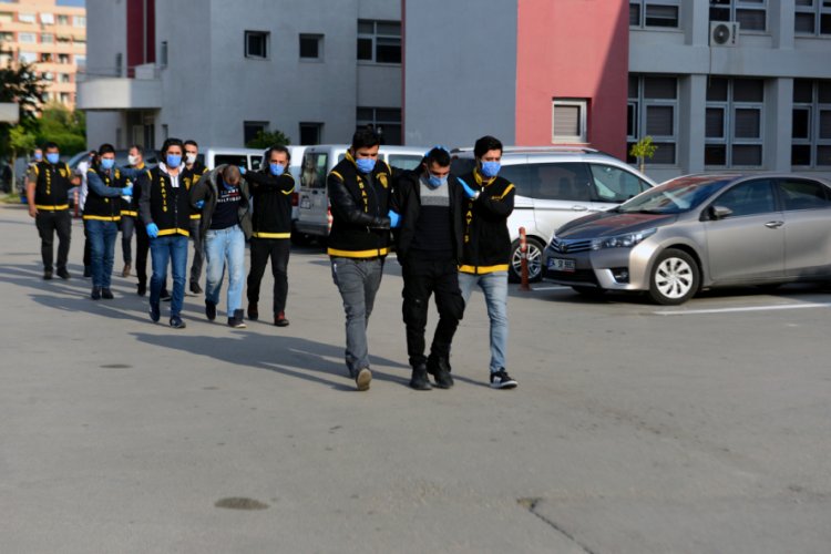 Arkadaşlarını para i&ccedil;in &ccedil;iftlik evinde alıkoydular