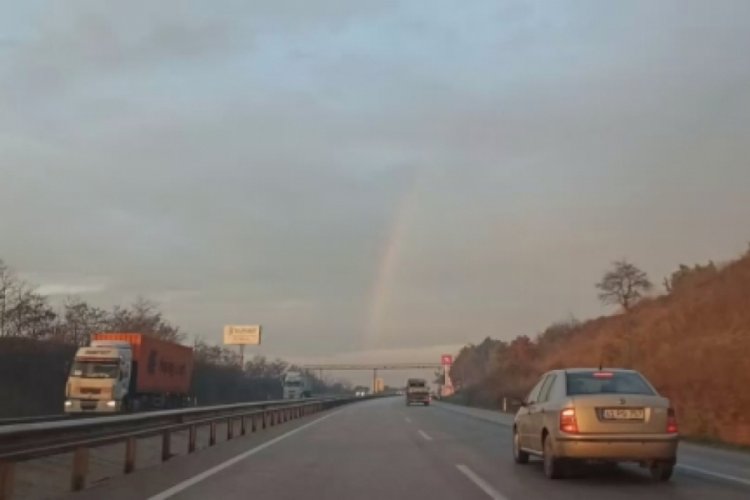 Bursa'da sis, yağmur ve g&ouml;kkuşağı bir arada g&ouml;r&uuml;ld&uuml;