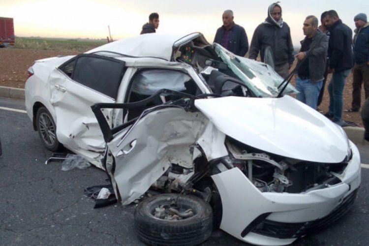 TIR ile otomobil &ccedil;arpıştı: 1 &ouml;l&uuml;, 2 yaralı
