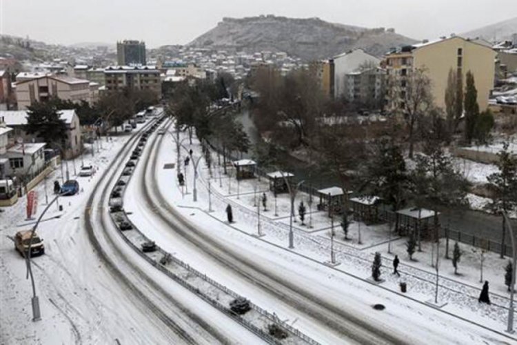 Bayburt'ta mevsimin ilk karı yağdı