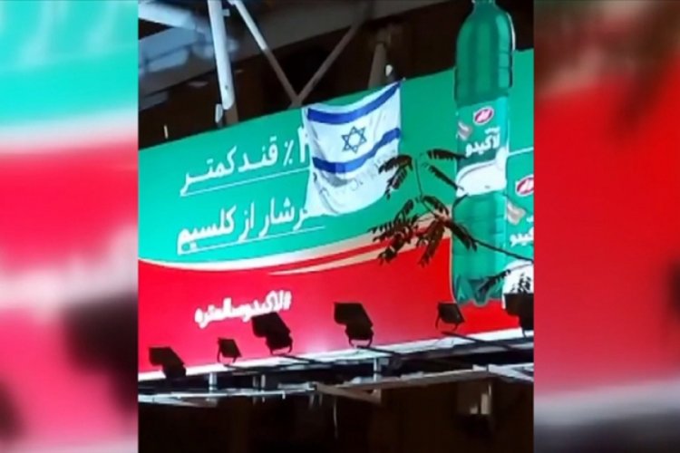 İran'daki bir &uuml;st ge&ccedil;ide İsrail bayrağı ile 'teşekk&uuml;rler Mossad' yazısı asıldı