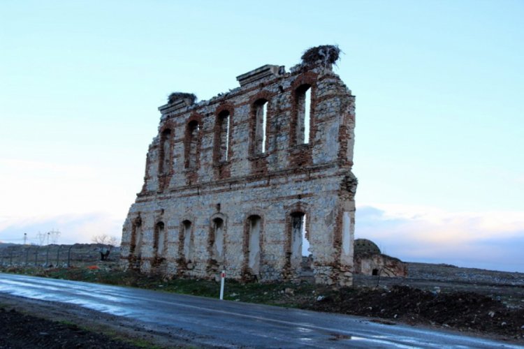 Tarihi hastane duvarı i&ccedil;in yol kaydırıldı