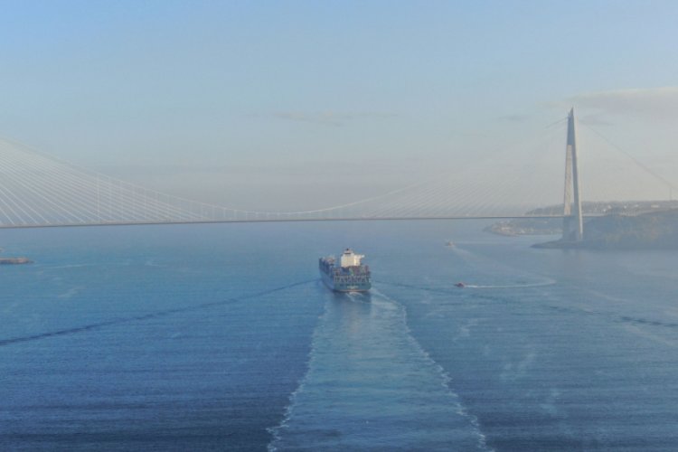 Dev konteyner gemisi İstanbul Boğazı'ndan ge&ccedil;ti