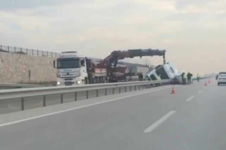 Bursa'da tır bariyerlere saplandı: Sürücü ağır yaralı