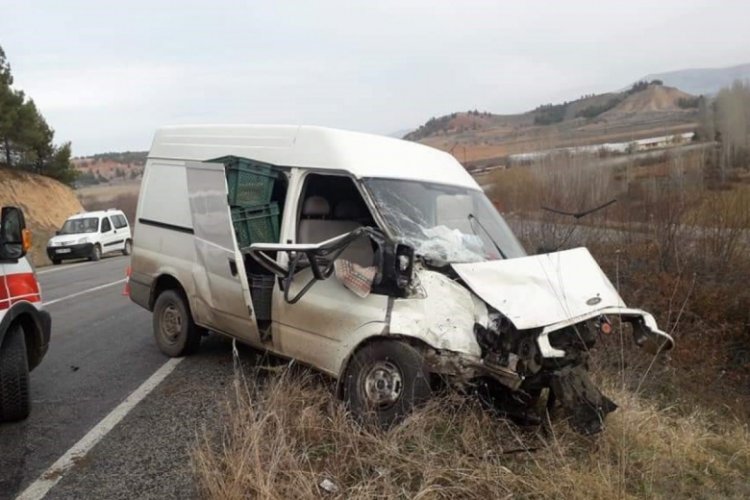 İki ticari ara&ccedil; kafa kafaya &ccedil;arpıştı: 1'i ağır 2 yaralı