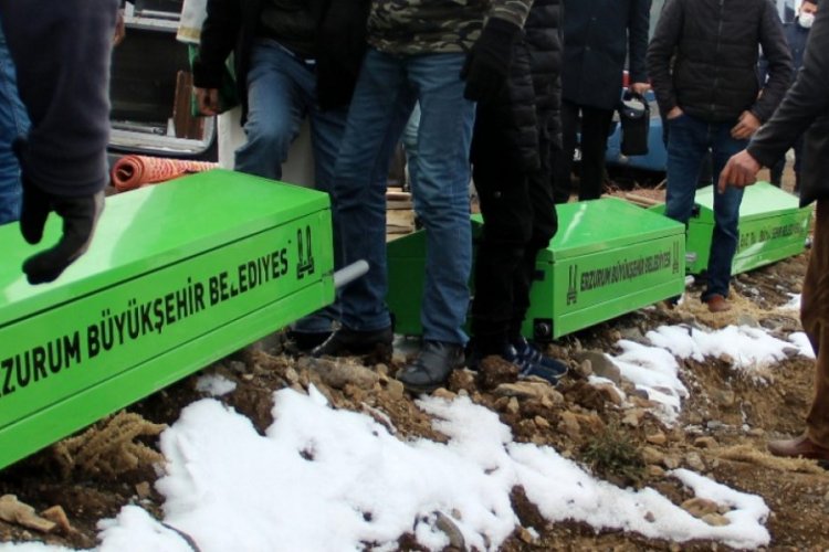 Anne ve kızları son yolculuğuna uğurlandı